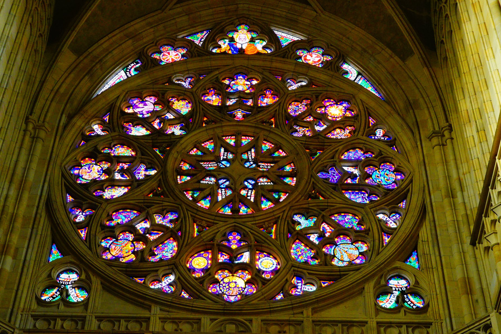 プラハ城　旧王宮　聖ヴィート教会　薔薇窓　ステンドグラス　チェコ