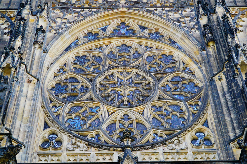 プラハ城　旧王宮　聖ヴィート教会　薔薇窓　ステンドグラス　チェコ