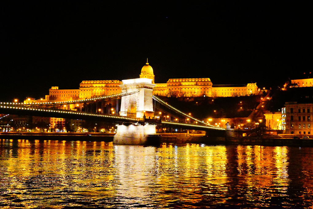 ドナウの真珠　　ハンガリー王宮・ブダ城 と くさり橋