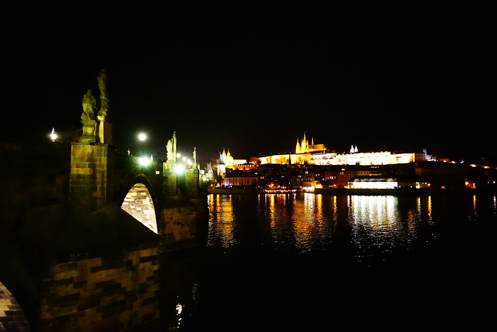 プラハ城　聖ヴィート教会　王宮　カレル橋　ヴァルタヴァ川（モルダウ川）　チェコ