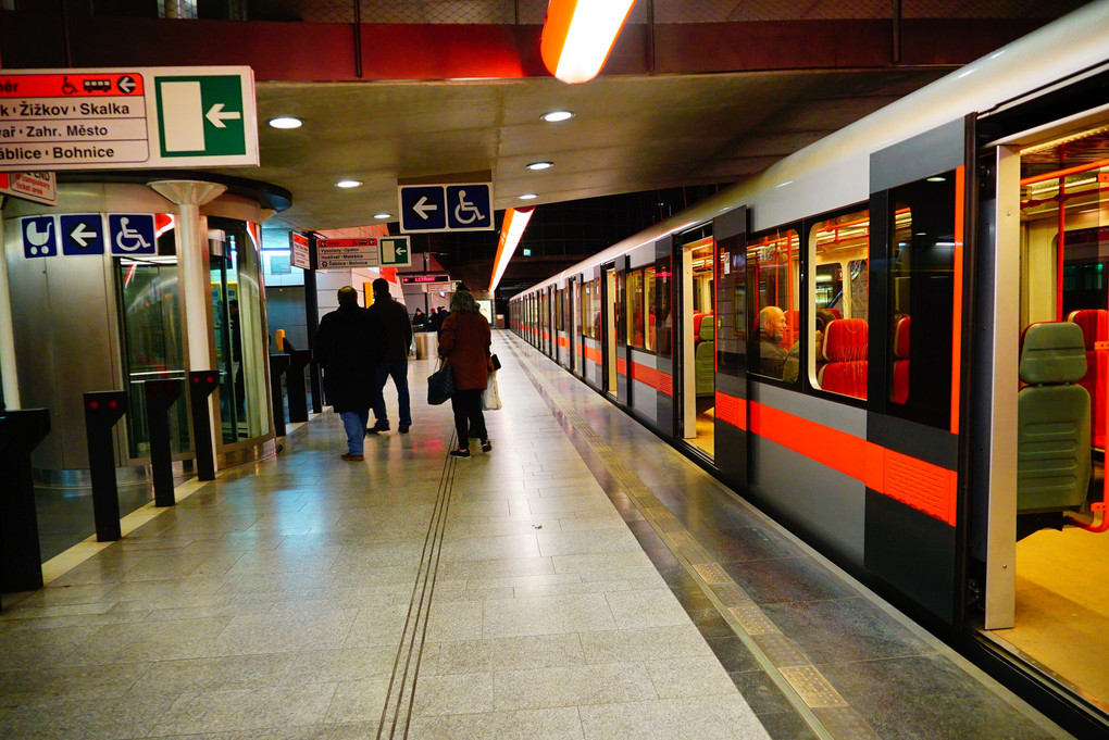 プラハ地下鉄 Metro チェコ 動画も投稿させて頂いておりますのでお時間があり アコモさん Acafe Aの写真投稿サイト ソニー