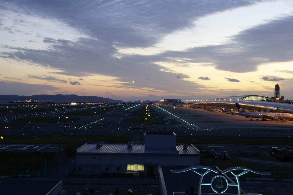 関西国際空港　ライト点灯