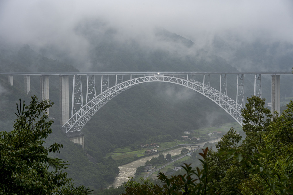 霧に霞むアーチ橋　