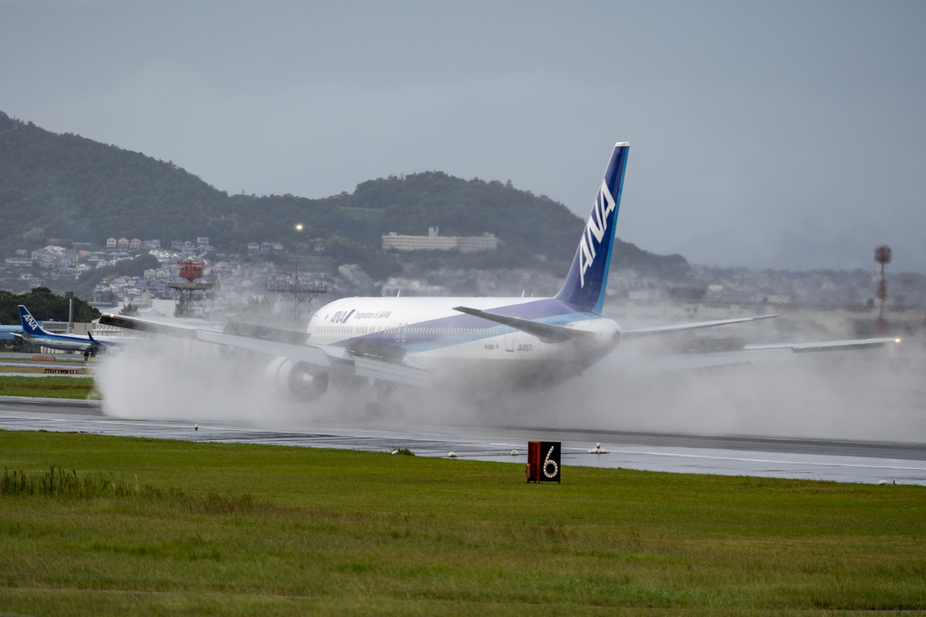 雨の伊丹空港