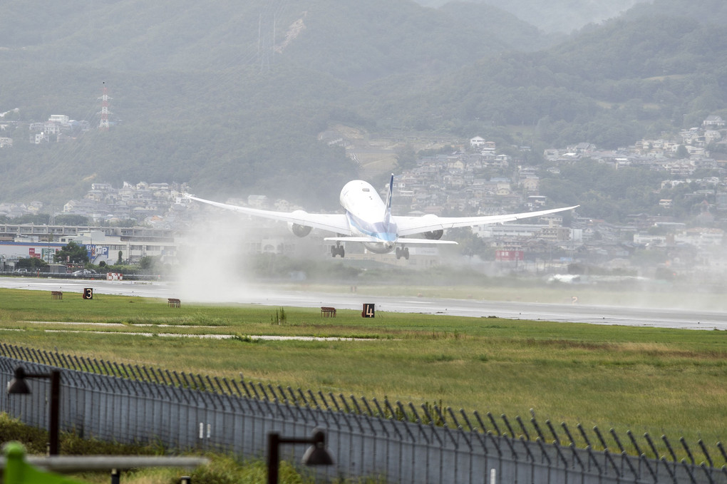 雨の伊丹空港