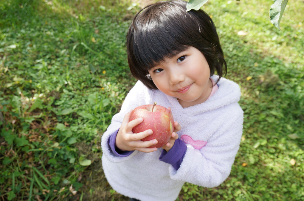 リンゴと双子の娘たち(*^_^*)