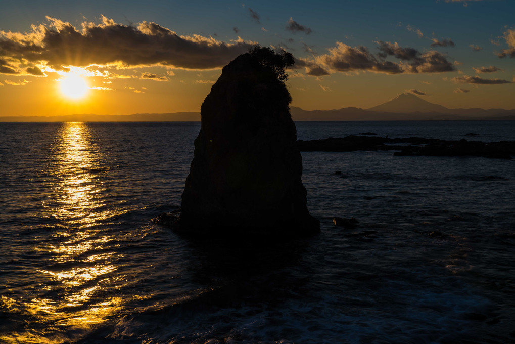 夕日と立石と富士