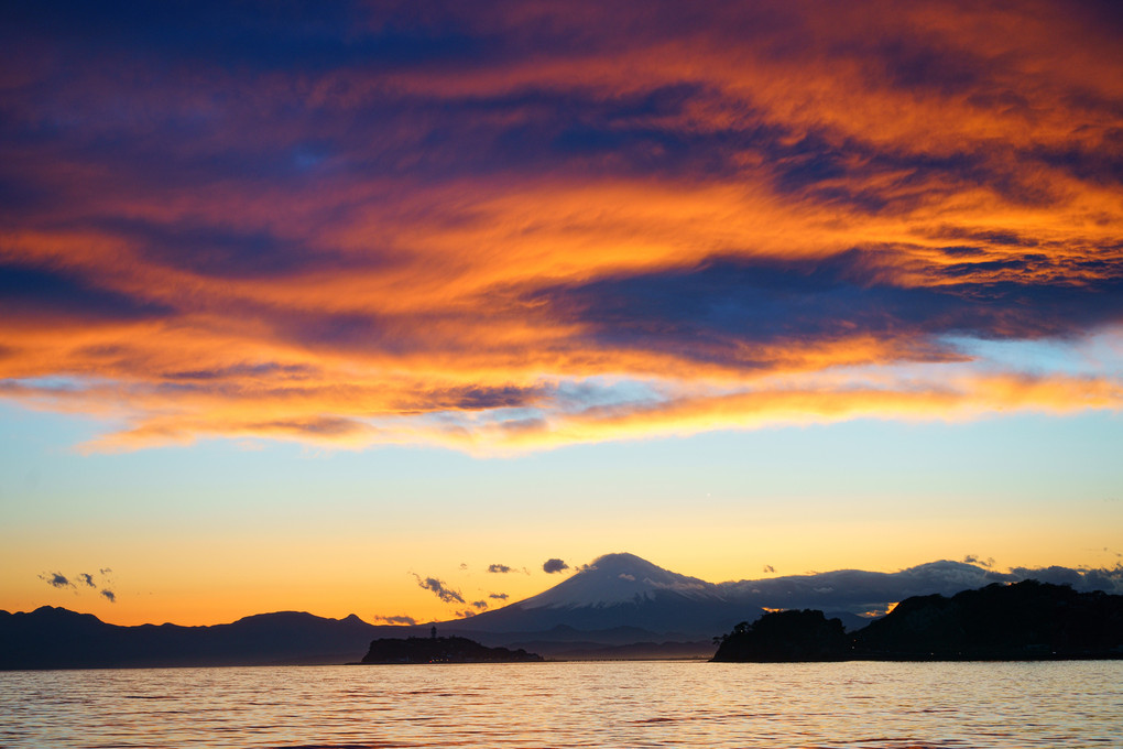 富士と江ノ島と空