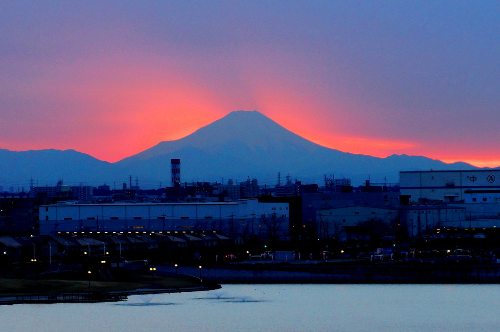 真っ赤なオーラを放つ富士山 !!