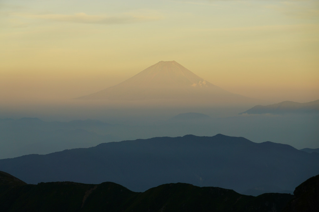 夕日に染まる富士山 !!　北岳より