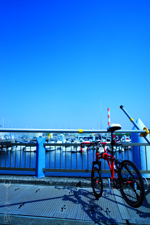 青い空、赤い自転車