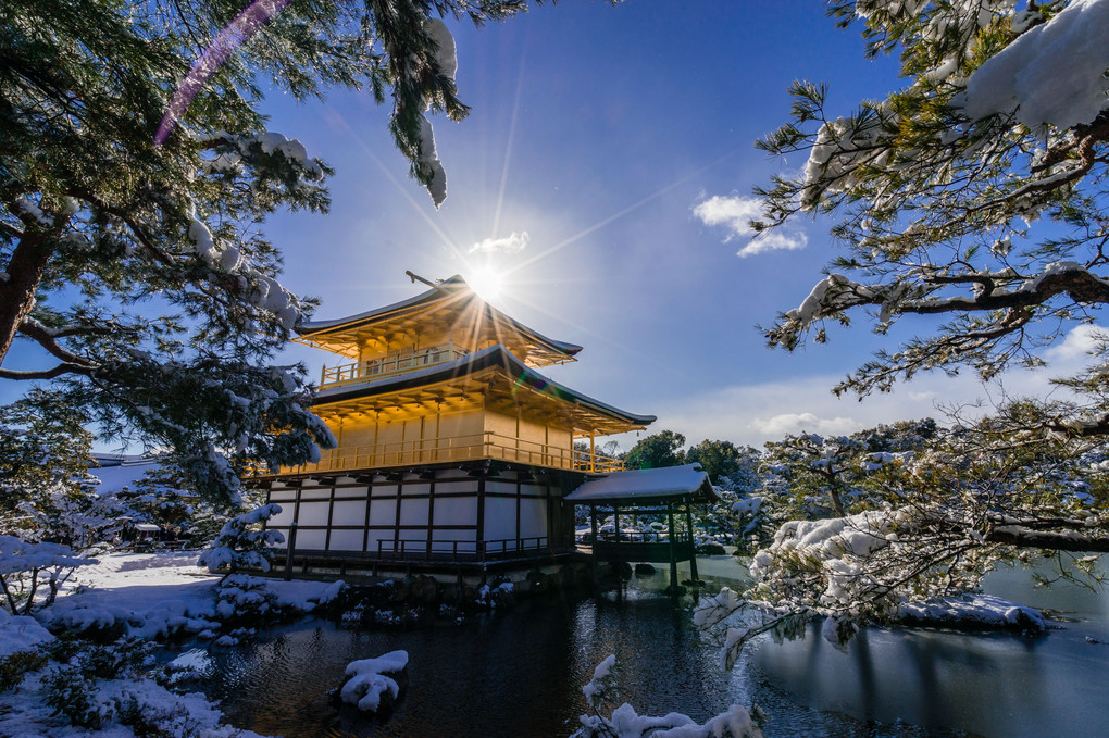 後光がさす金閣寺