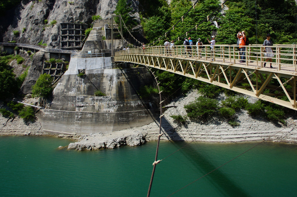 ダム湖に掛る吊り橋