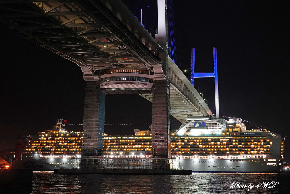 大型豪華客船ダイヤモンド・プリンセス　最後の大桟橋 & ベイブリッジ通過