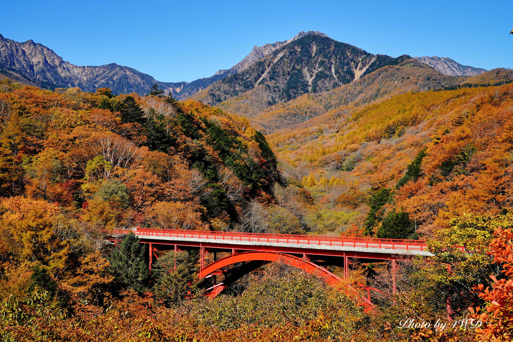 八ヶ岳の主峰赤岳と紅葉の東沢大橋