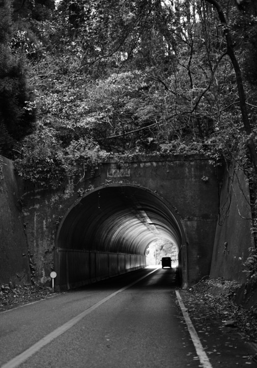 山のトンネル