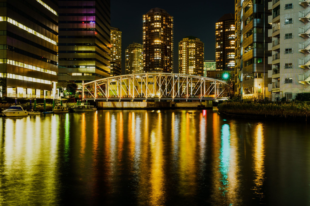 鉄の橋の川の夜の光