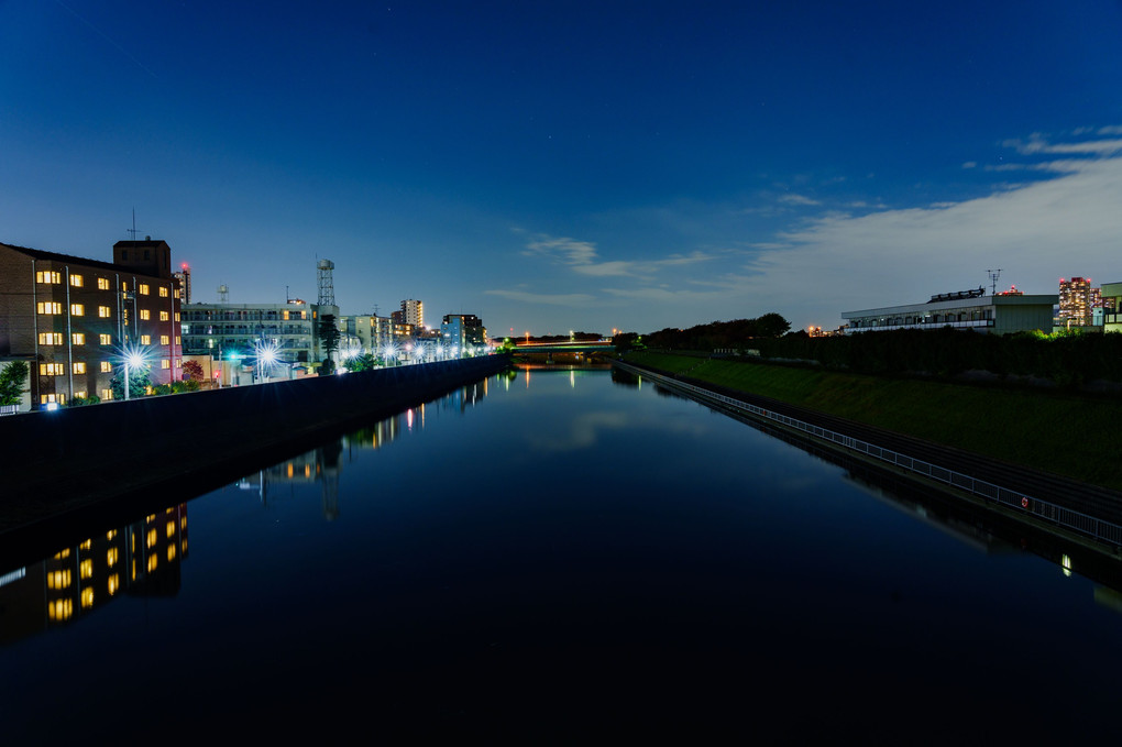 街の川の夜