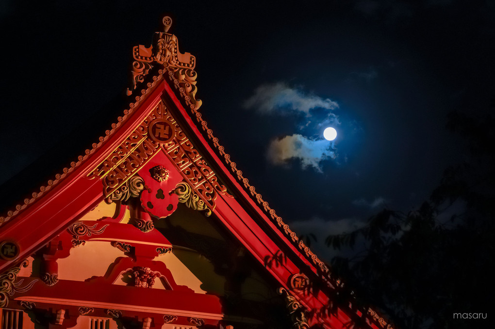 寺に満月。
