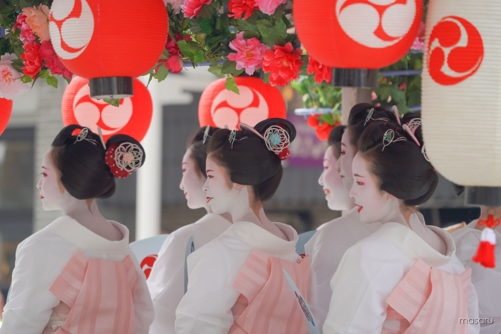 京の夏、赤と白の巡行。