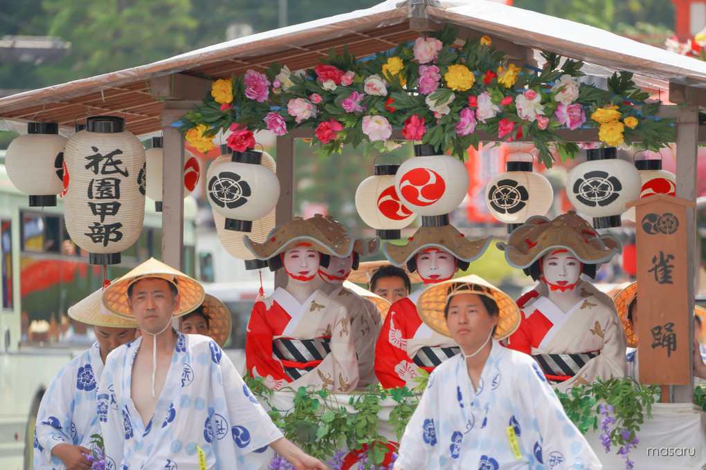 京の夏、赤と白の巡行。