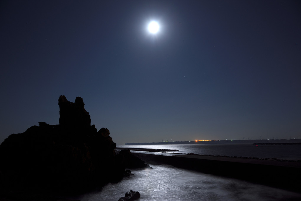 月夜の犬岩
