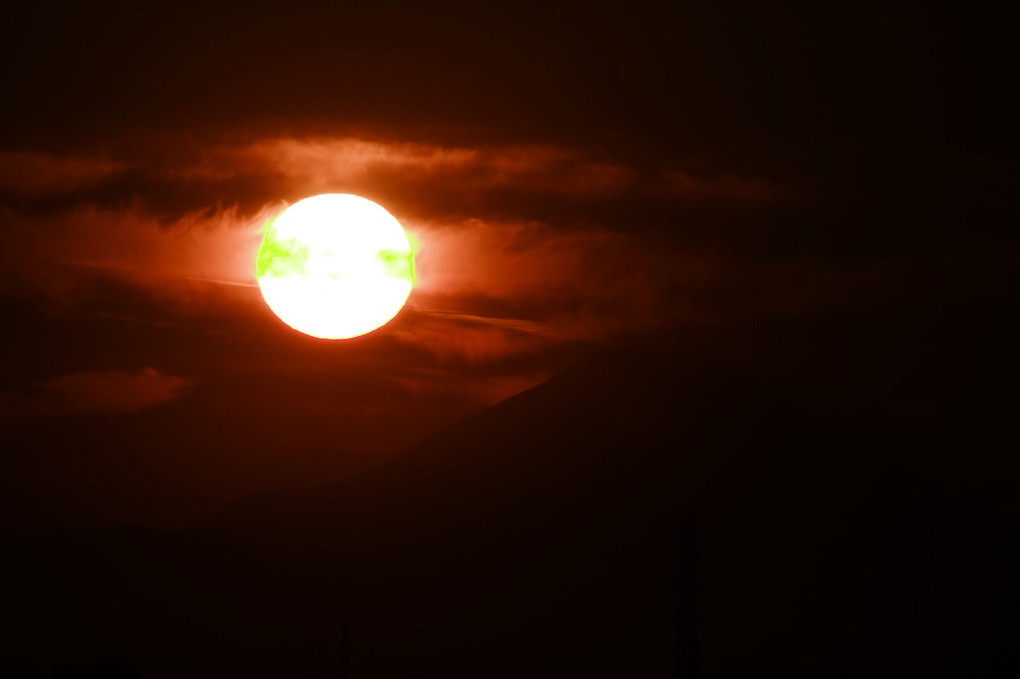 「夕焼け富士山」を、カシャッです。太陽をカシャッかな。