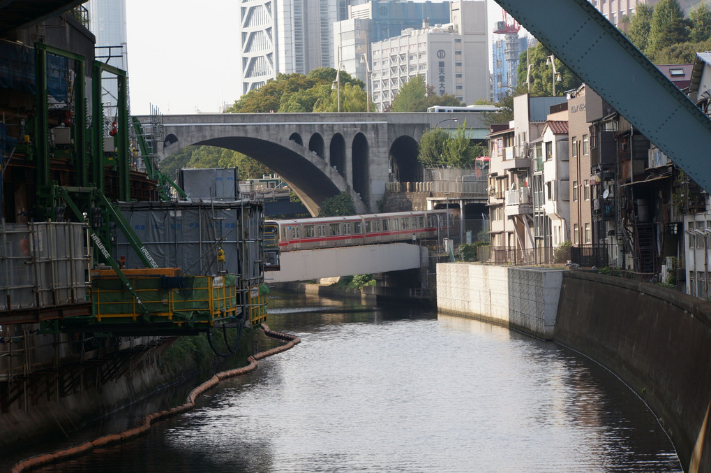 「昌平橋」の上から、神田川をカシャッです。