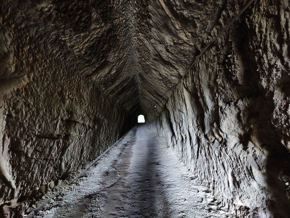 永昌寺トンネル（素掘りのトンネル）内部を、カシャッです。