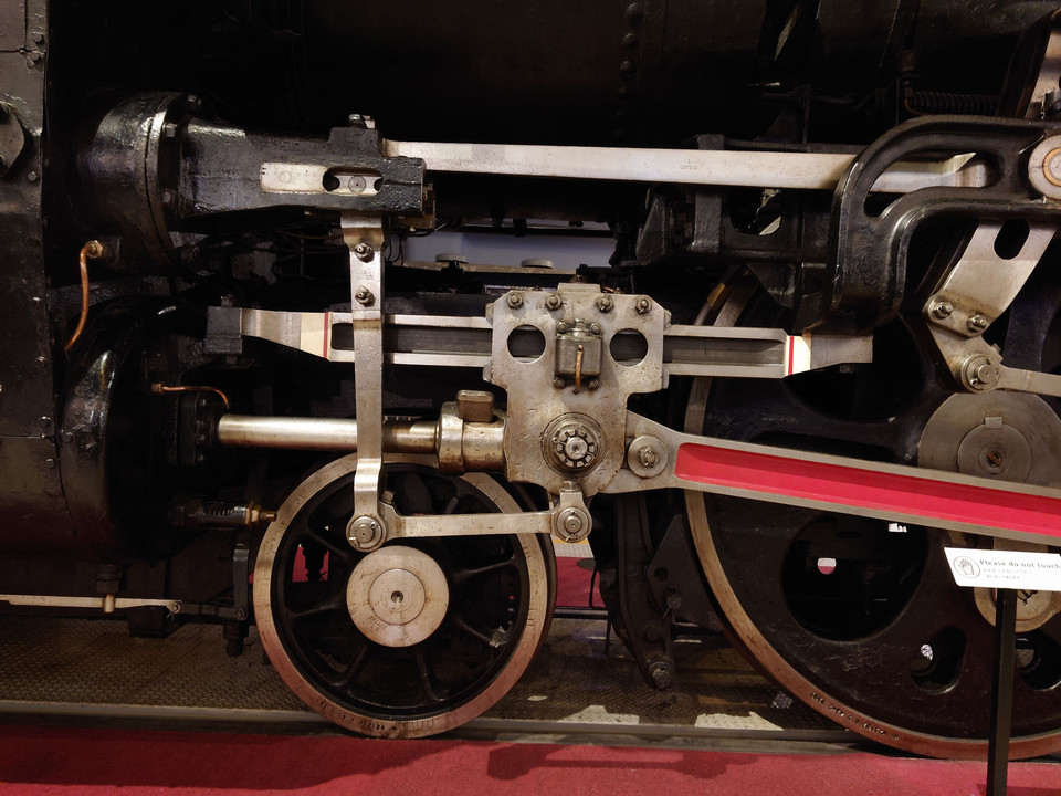 鉄道博物館で、蒸気機関車の「キモ」の部分をカシャッです。