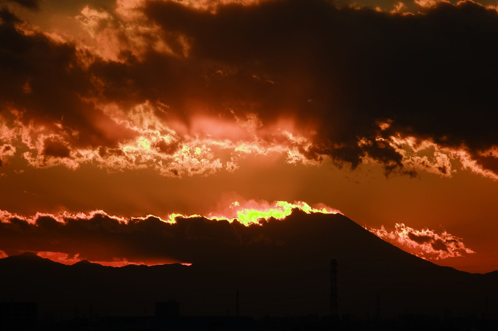 夕焼け富士山（雲は燃えて）