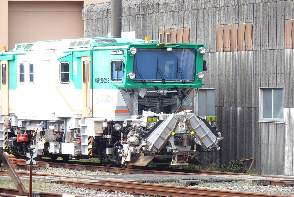 JR成田駅で、線路整備用の作業車をカシャッ。
