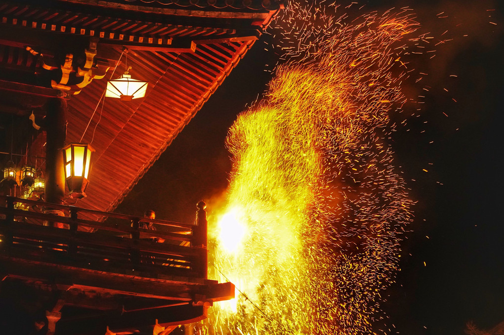 松明の 火の粉は飛びて 春を告ぐ  ー東大寺２月お水取りー