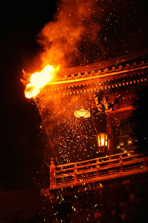松明の 火の粉は飛びて 春を告ぐ  ー東大寺２月お水取りー