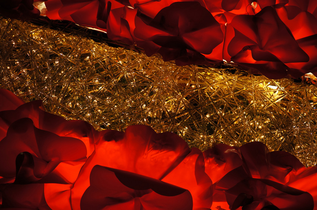 金色の糸、赤い花飾り、ツリー。