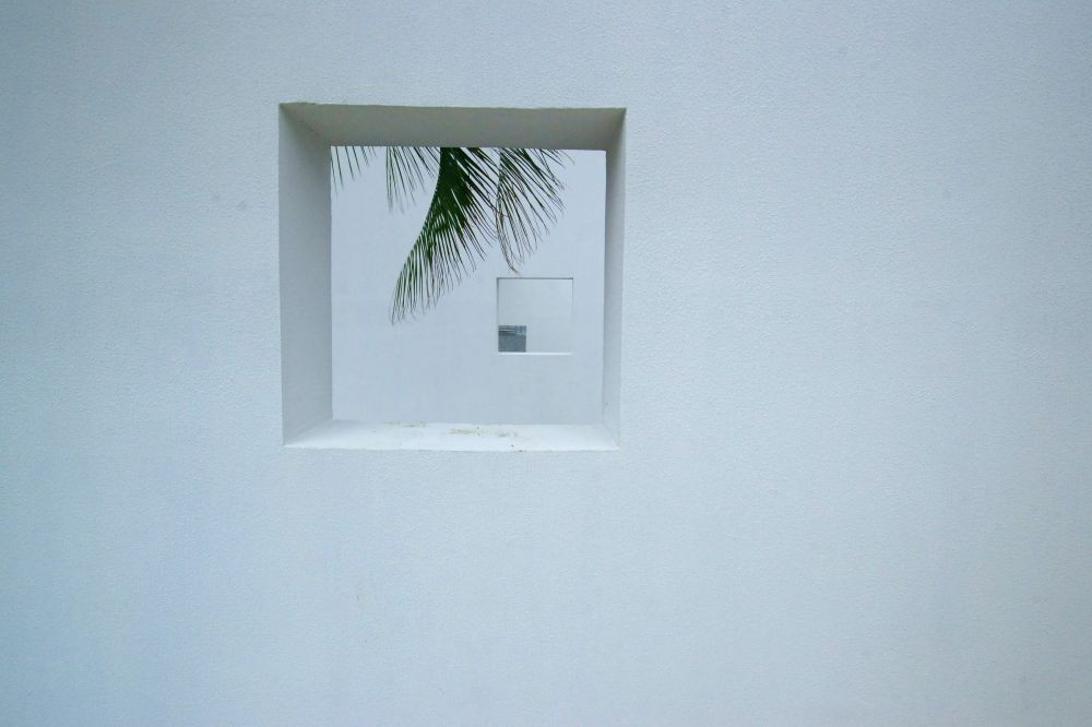 白壁の窓