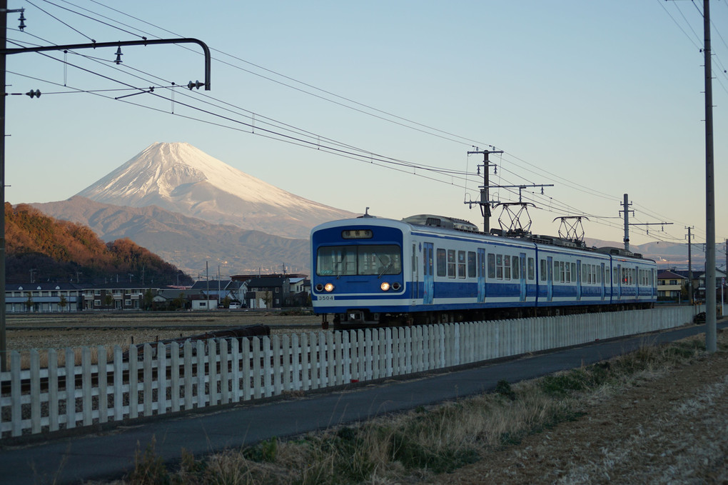 朝日を浴びた富士山をバックに
