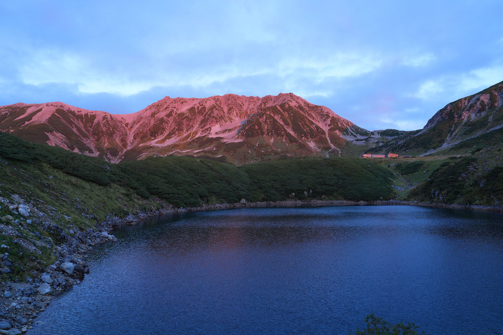 みくりが池と夕日に染まる立山三山
