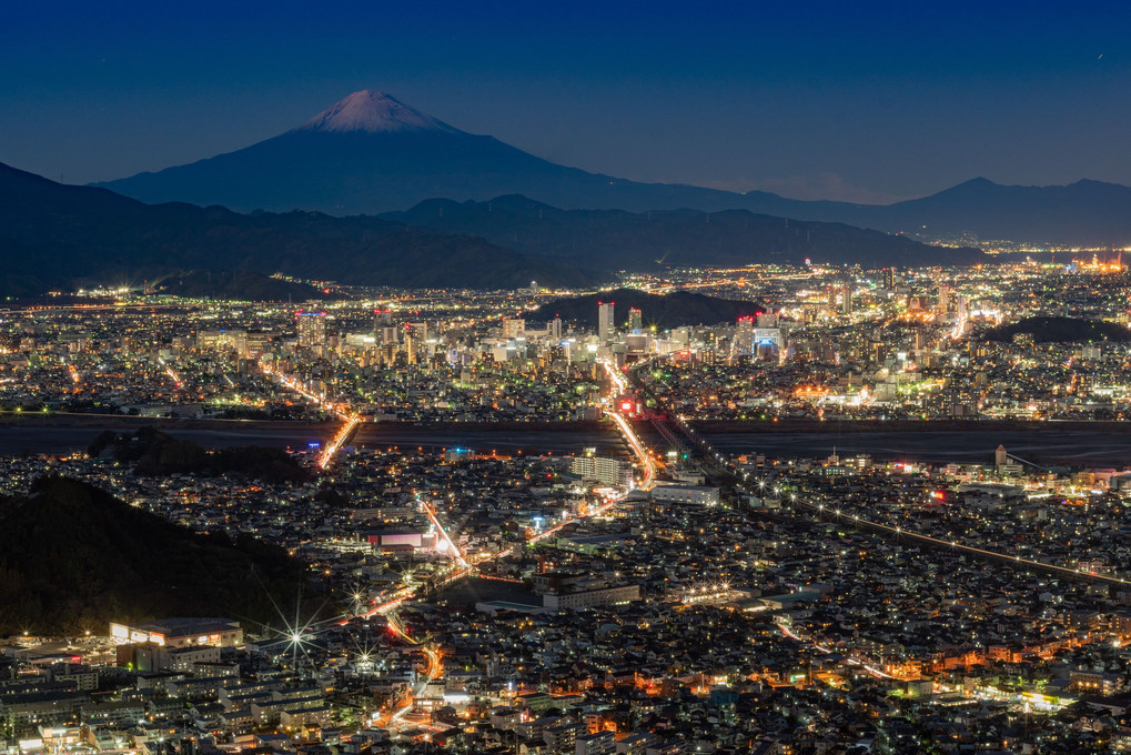 静岡市の夜景を臨む