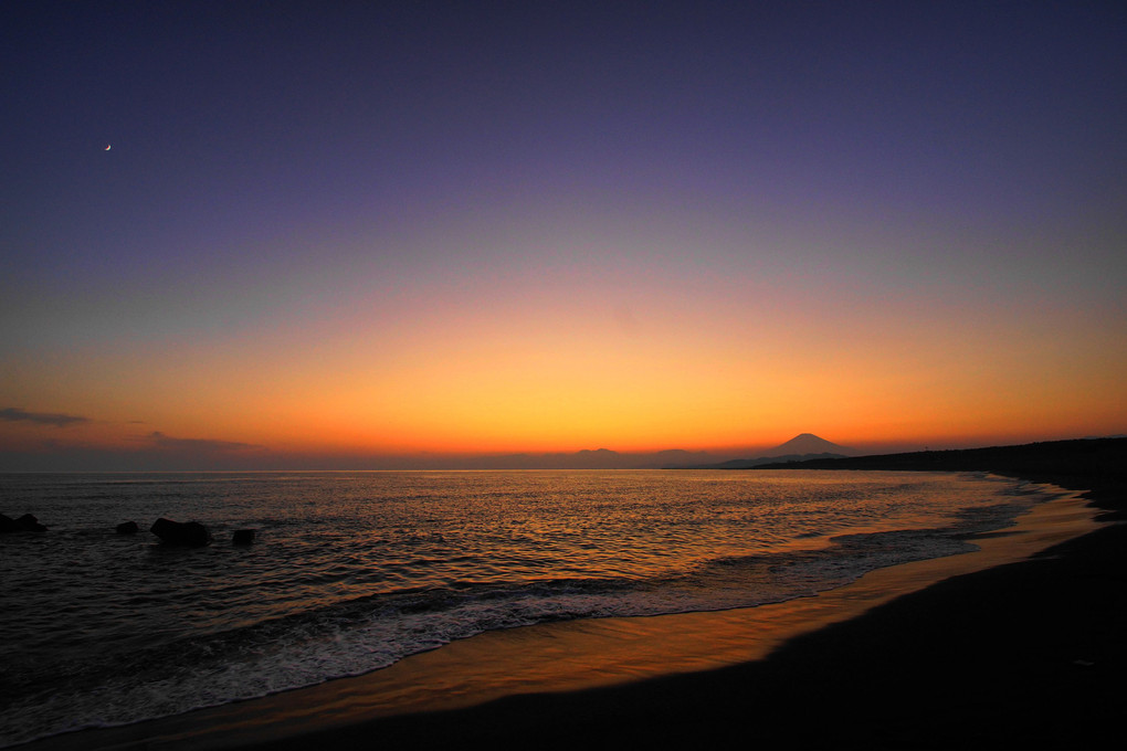三日月と富士：茅ヶ崎海岸