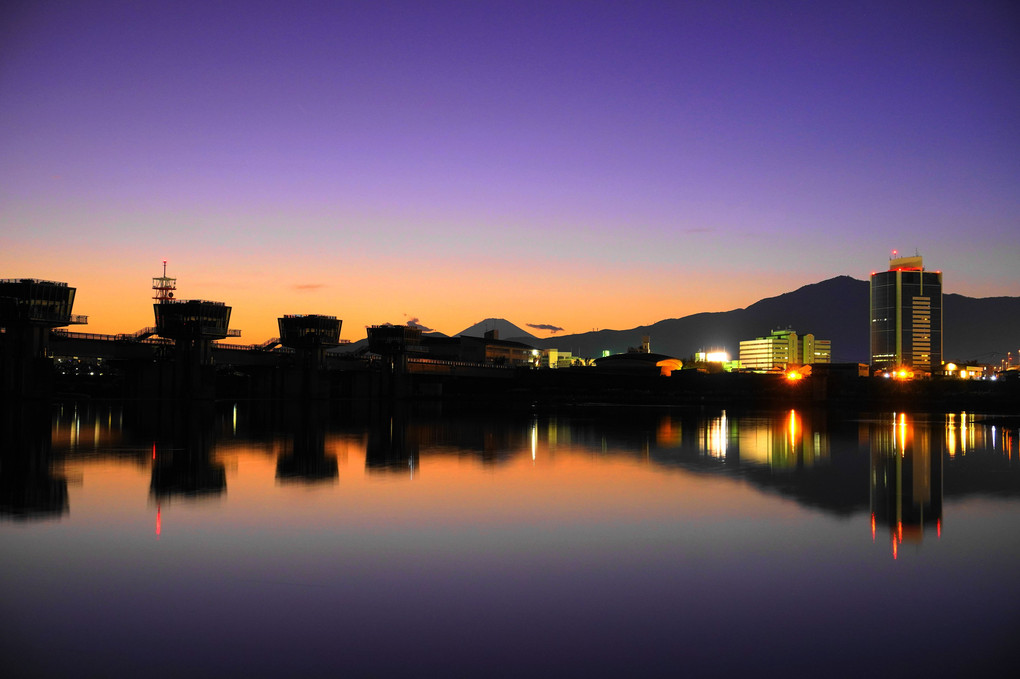 夕景：相模川大堰