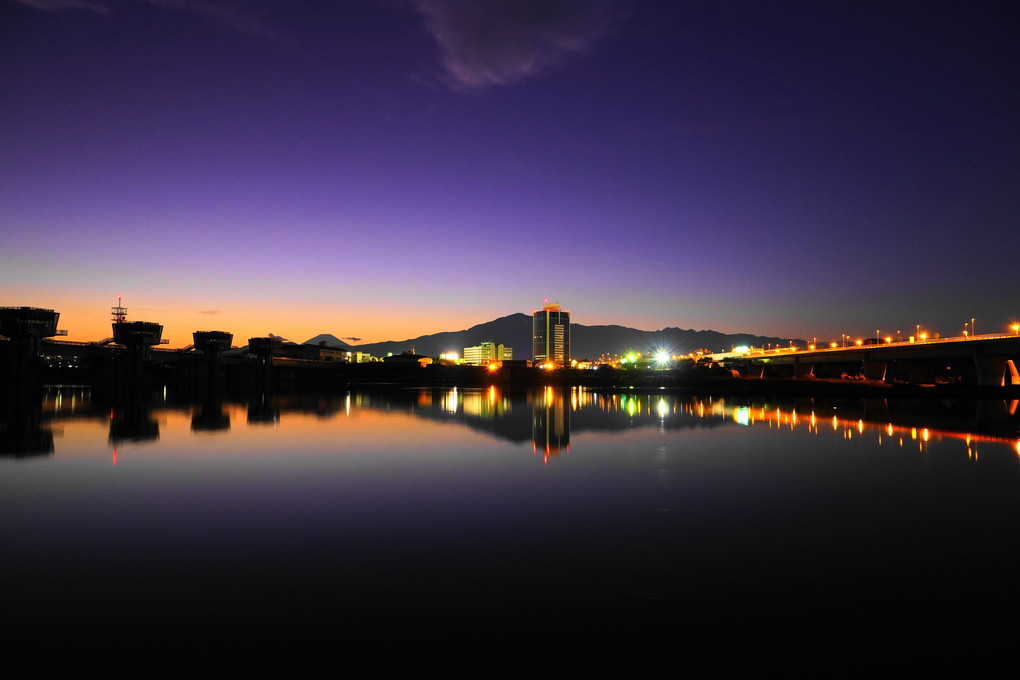 夕景：相模川大堰