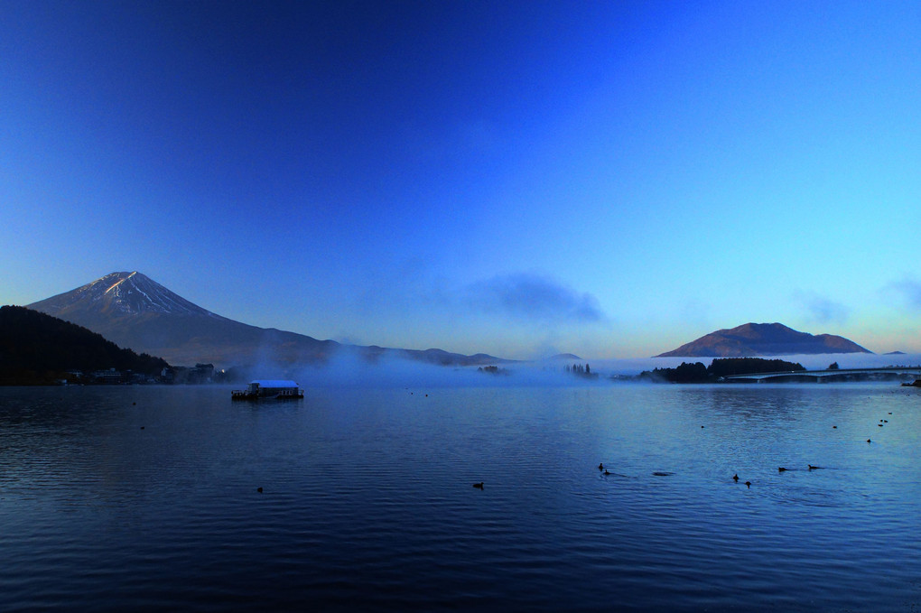 朝靄にけむる夜明け！：河口湖