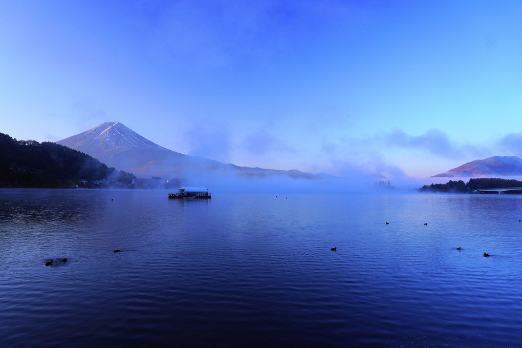 朝靄にけむる夜明け！：河口湖