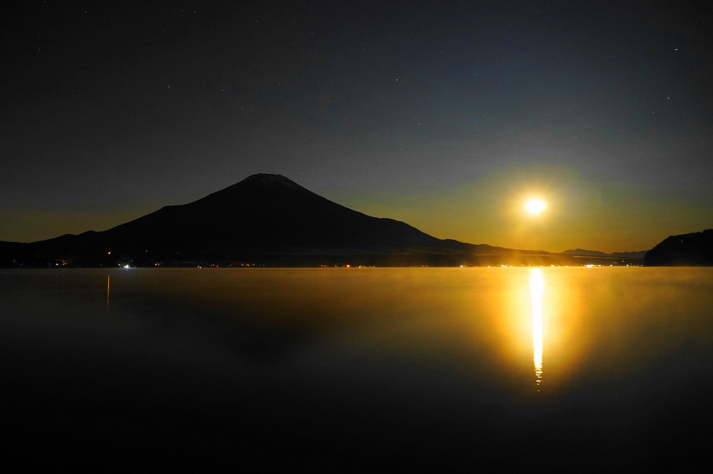 月光（ブルームーン）に浮かび上がる富士山！