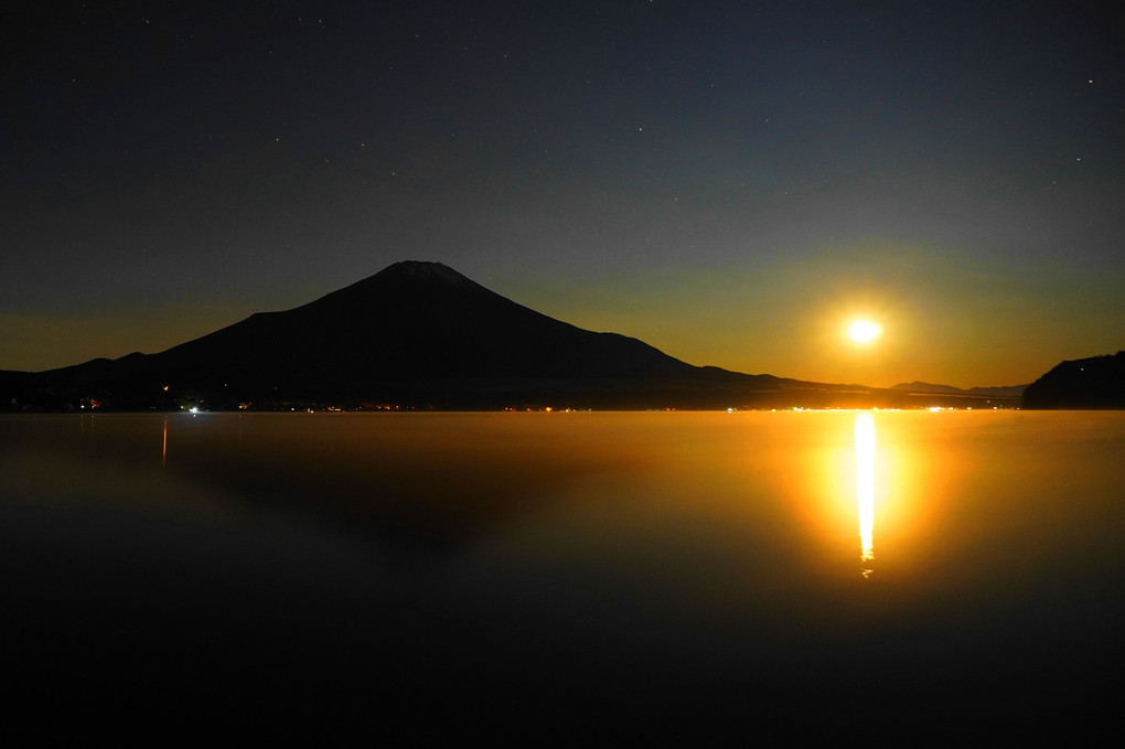 月光（ブルームーン）に浮かび上がる富士山！