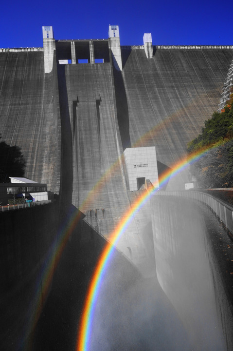 ダム放水と虹！：宮ケ瀬ダム