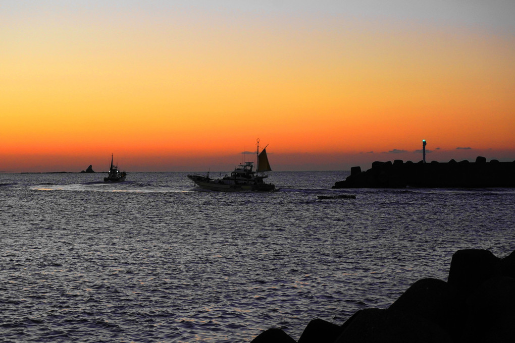 朝焼けに染まる！：茅ヶ崎漁港
