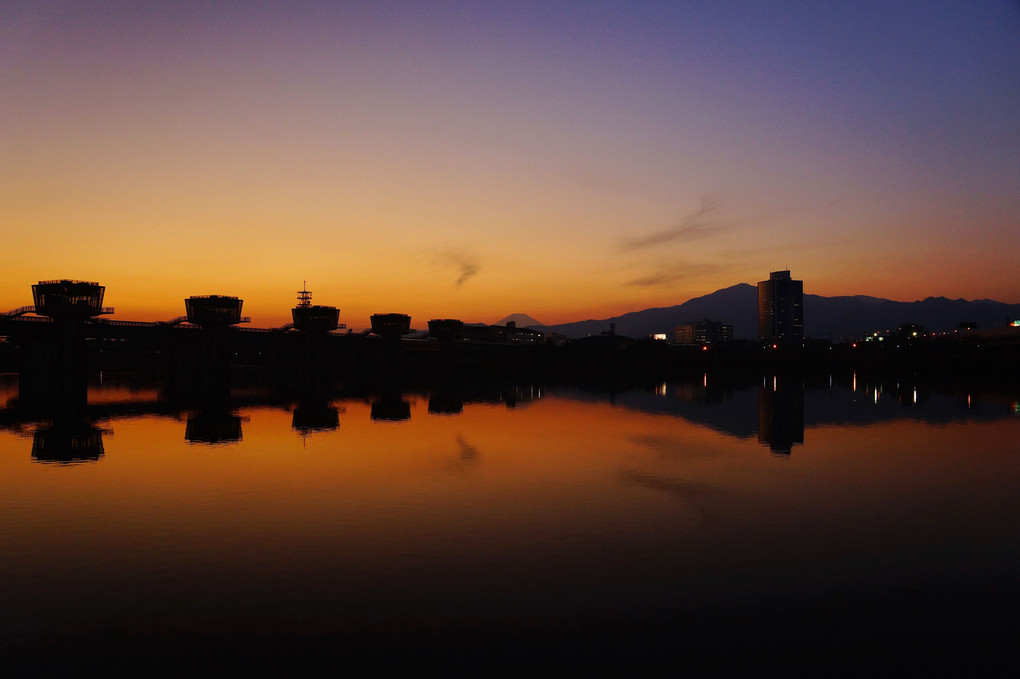 夕景：相模川大堰