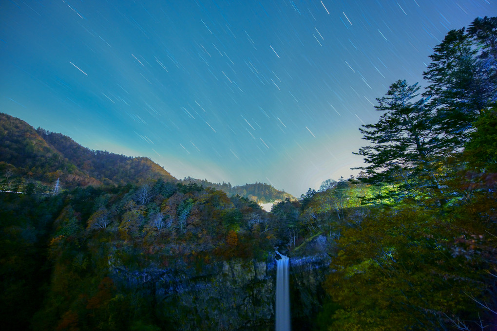 星空に輝く滝